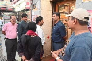 अपर जिलाधिकारी ने दुकानदारों को स्वयं अतिक्रमण हटाने के दिए निर्देश।