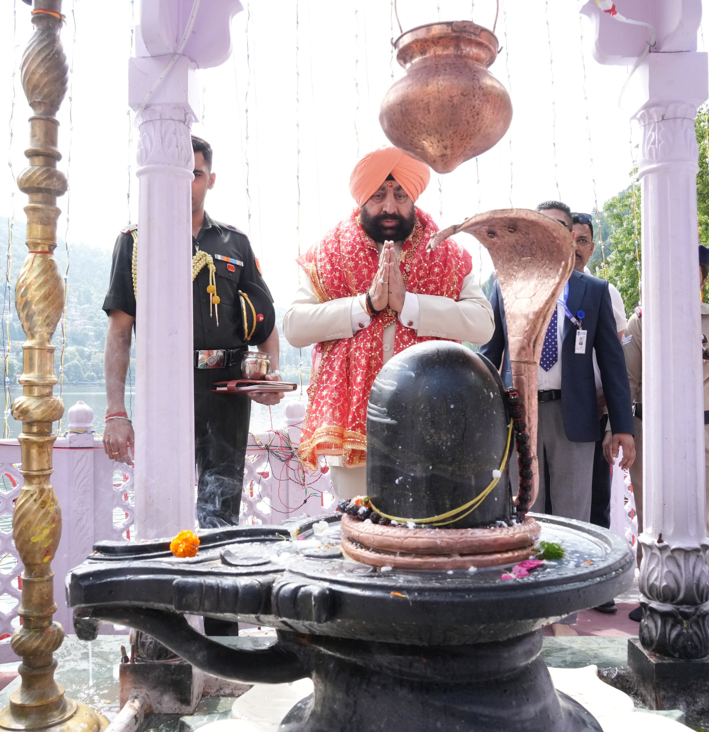 *राजभवन सूचना परिसर, उत्तराखण्ड*                                                     *राज्यपाल ने नैनीताल स्थित गुरुद्वारे में मत्था टेका और मां नैना देवी मंदिर में की पूजा-अर्चना। राजभवन नैनीताल 26 मई, 2025*      राज्यपाल लेफ्टिनेंट जनरल गुरमीत सिंह (से नि) ने अपने नैनीताल प्रवास के दौरान सोमवार को नैनीताल स्थित ऐतिहासिक गुरुद्वारे में मत्था टेका और मां नैना देवी मंदिर में पूजा-अर्चना कर प्रदेशवासियों की  कामना की।       पर गुरुद्वारा प्रबंधन समिति एवं मंदिर प्रबंधन समिति के पदाधिकारियों द्वारा उनका आत्मीय स्वागत किया गया और स्मृति चिन्ह भेंट कर सम्मानित किया गया। इस अवसर पर राज्यपाल ने कहा कि ऐसे स्थलों पर आकर एक विशेष प्रकार की आस्था और आध्यात्मिक ऊर्जा का अनुभव होता है। उन्होंने कहा कि उत्तराखण्ड के प्रत्येक तीर्थ स्थल की अपनी विशिष्ट आध्यात्मिक पहचान है, जो न केवल मन को शांति प्रदान करती है, बल्कि आत्मबल और सकारात्मक ऊर्जा का भी संचार भी करती है।                                                                                 *राज्यपाल ने नैनीताल स्थित गुरुद्वारे में मत्था टेका और मां नैना देवी मंदिर में की पूजा-अर्चना।