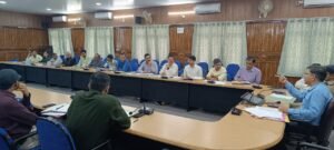 जिलाधिकारी श्री नवनीत पाण्डेय की अध्यक्षता में सड़क सुरक्षा समिति की बैठक।