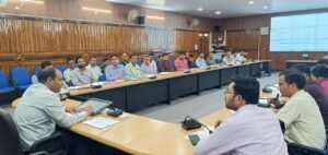 विकास कार्यों की समीक्षा बैठक में जिलाधिकारी ने दिए निर्देश – सभी विभाग सुनिश्चित करें योजनाओं का समयबद्ध व गुणवत्तापूर्ण क्रियान्वयन ।