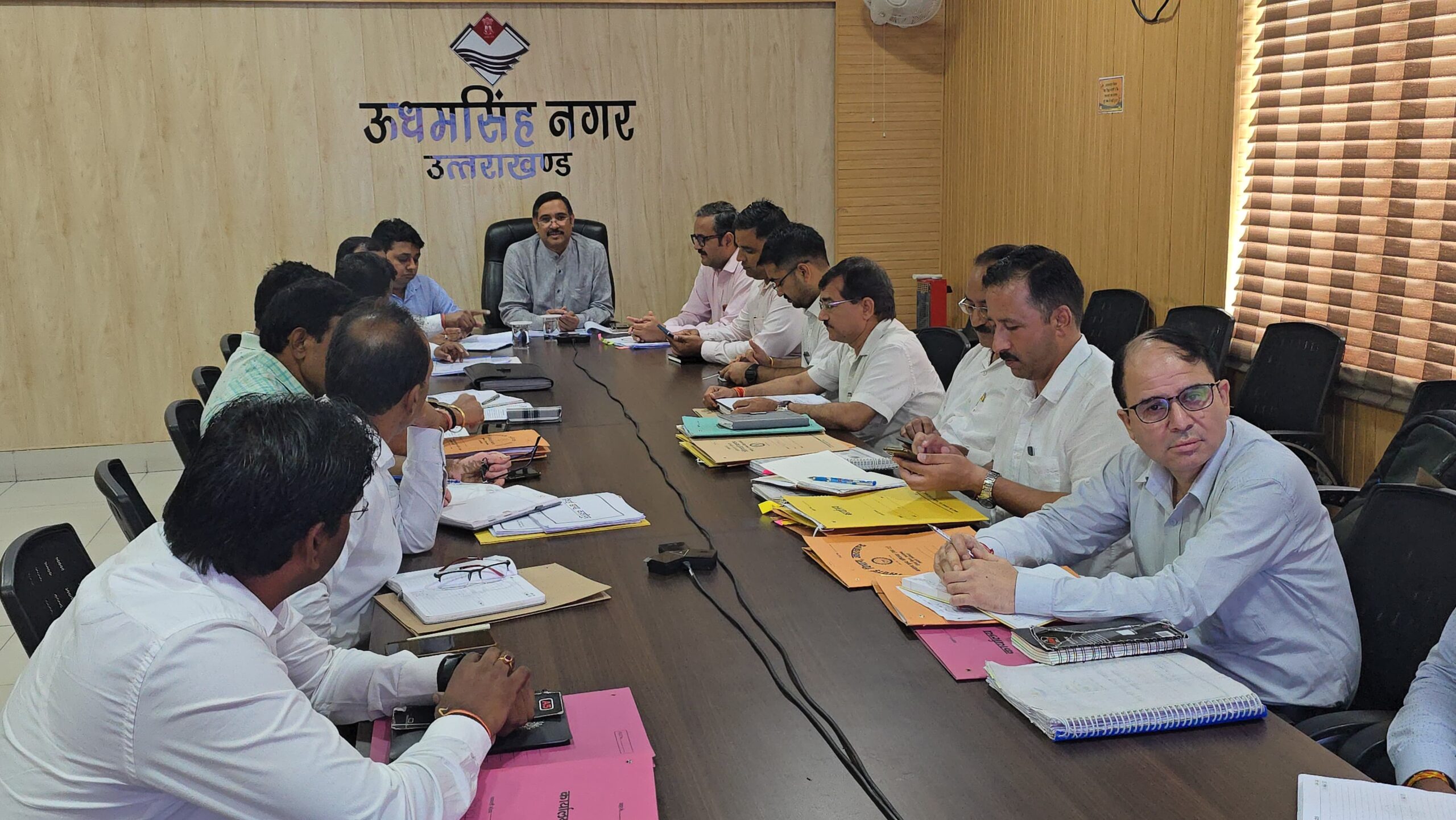 सचिव सिंचाई युगल किशोर पंत ने जिलाधिकारी व सिंचाई विभाग के अभियंताओं के साथ उत्तराखंड व उत्तर प्रदेश के मध्य सिंचाई विभाग की संपत्तियों के हस्तांतरण संबंधित बैठक की ।