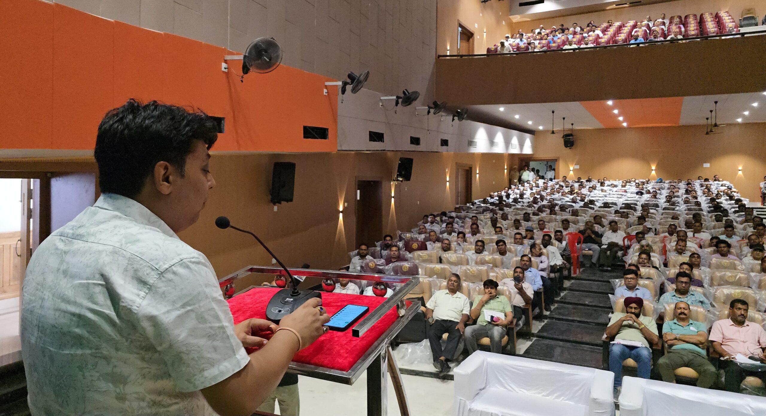 जिला निर्वाचन अधिकारी नितिन सिंह भदौरिया के निर्देश में त्रिस्तरीय सामान्य निर्वाचन-2025 को शांतिपूर्ण , निर्वाध सम्पन्न कराने हेतु मतदान कार्मिकों को प्रथम सैद्धांतिक व व्यवहारिक प्रशिक्षण मास्टर ट्रेनर नरेश दुर्गापाल, हरीश दनाई व संजीव बुधौरी के द्वारा दिया गया।
