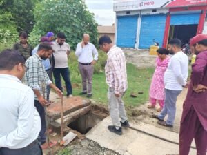 टनकपुर में जलभराव की समस्या पर प्रशासन सख्त – नालियों पर अतिक्रमण हटाने और सफाई के निर्देश ।