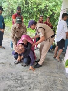 वोट डालने का बुजुर्ग महिला का जज्बा पुलिस के सहारे से पहुंची मतदान केंद्र।