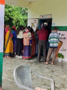 वोट डालने का बुजुर्ग महिला का जज्बा पुलिस के सहारे से पहुंची मतदान केंद्र।