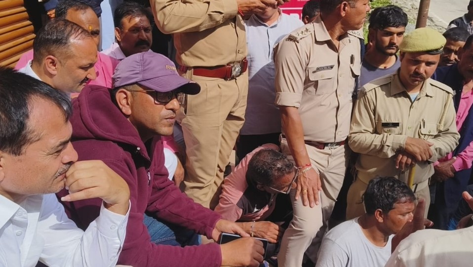 स्यानाचट्टी में झील प्रभावितों ने शासन-प्रशासन के खिलाफ विरोध दर्ज किया, मौके पर मौजूद डीएम ने प्रभावितों के बीच पहुंच की वार्ता ।