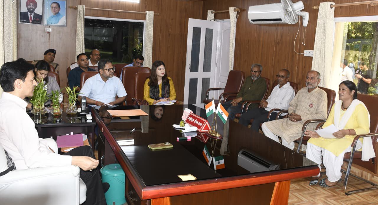 जनता की आवाज़ सीधे प्रशासन तक: आयुक्त दीपक रावत ने सुनी जनसमस्याएँ, कई मामलों का मौके पर निस्तारण।