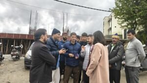 *जिलाधिकारी ने किया गैस वितरण का निरीक्षण, लोगों से बातचीत कर व्यवस्था का लिया जायजा*।