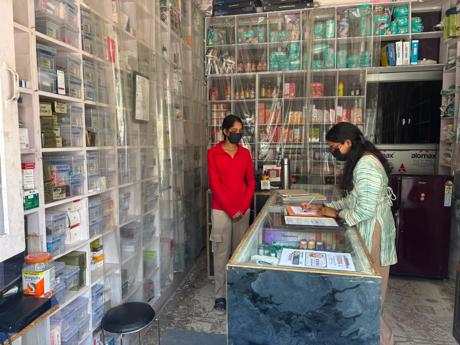 औषधि निरीक्षक ने चम्पावत में किया मेडिकल स्टोरों का औचक निरीक्षण, चार दवाओं के नमूने जांच हेतु भेजे।