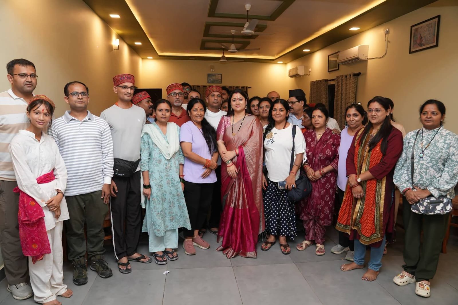कुमाऊं मंडल विकास निगम के शारदा टूरिस्ट रेस्ट हाउस, टनकपुर में कैलाश मानसरोवर यात्रा पर निकले विभिन्न राज्यों से आए 44 सदस्यीय यात्रा दल से आत्मीय भेंट हुई।
